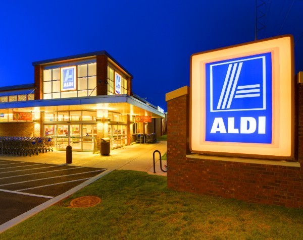 Supermarket wars: Aldi takes on market share as Woolworths drops prices