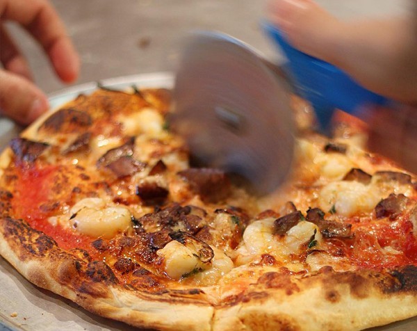 Earn a crust: Melbourne small business owner offers free pizzas for vegies