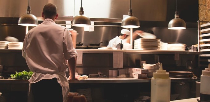 When do restaurant patrons need to wear face masks? Who enforces these rules? What are the penalties?