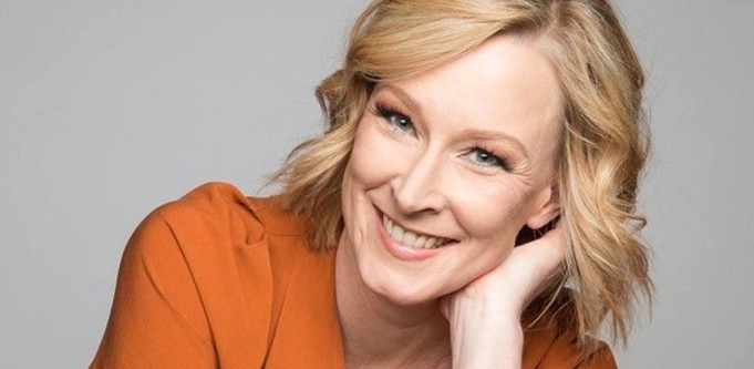 “Hashtag me too”: Leigh Sales calls out Phil Newman for unwanted on-stage kiss